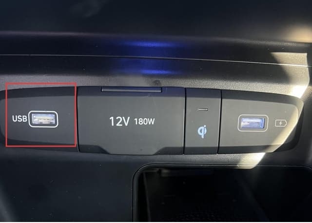 insert usb stick to car usb port