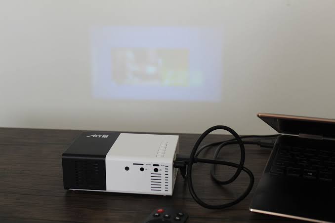 laptop hdmi for netflix to projector